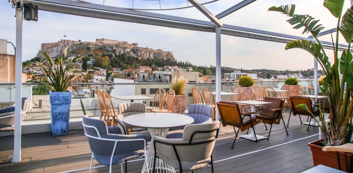 Μanouka: Το νέο wine bar βρίσκεται στην ομορφότερη ταράτσα της Αθήνας