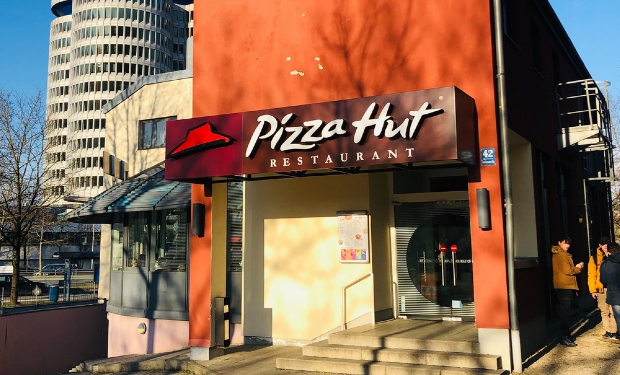 Pizza Hut: Μόνιμα στο μενού το λουκάνικο χωρίς κρέας