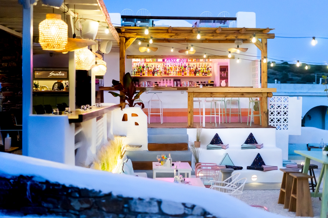 Suntan Cocktails &amp; Food to-share: Το comeback της δεκαετίας του ‘80 ξεκινά από την Τήνο