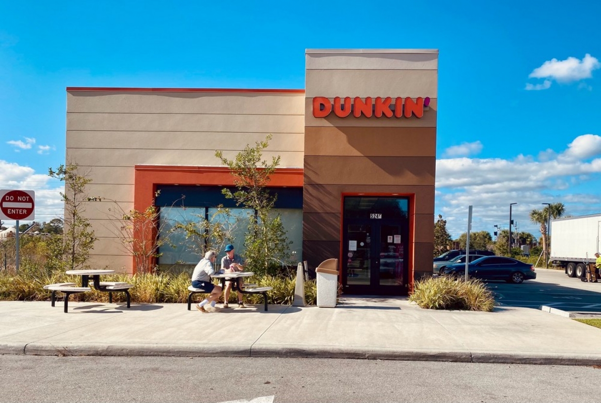 Dunkin: Γιατί αγόρασε 31 καταστήματα και θα τα κρατήσει
