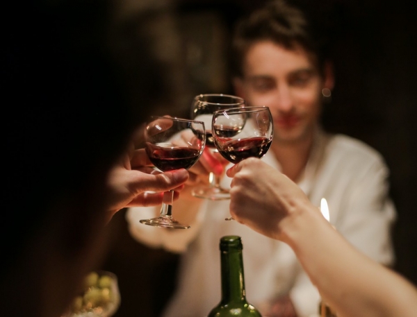 Κρασί: Πώς επηρεάζουν την επιλογή TikTok και Instagram