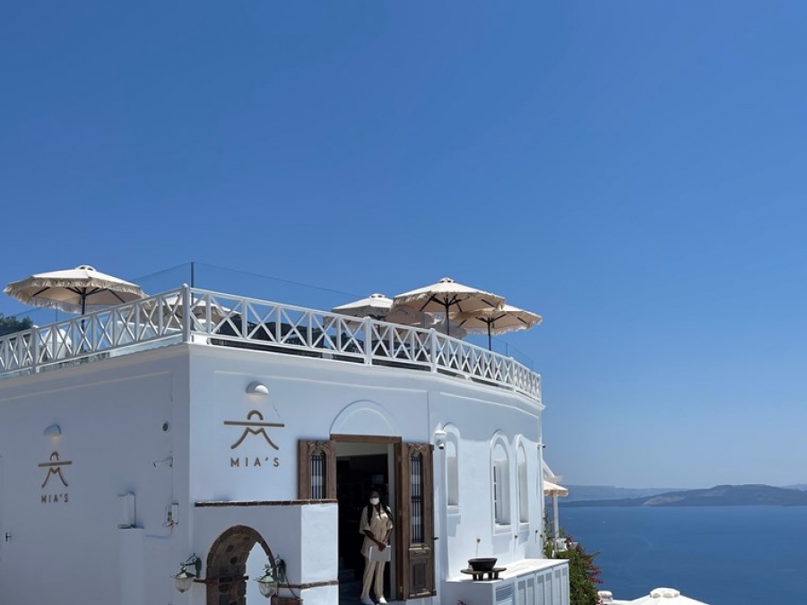 Mia’s: Γευστικά μαθήματα συναισθηματικής κουζίνας στην Οία της Σαντορίνης