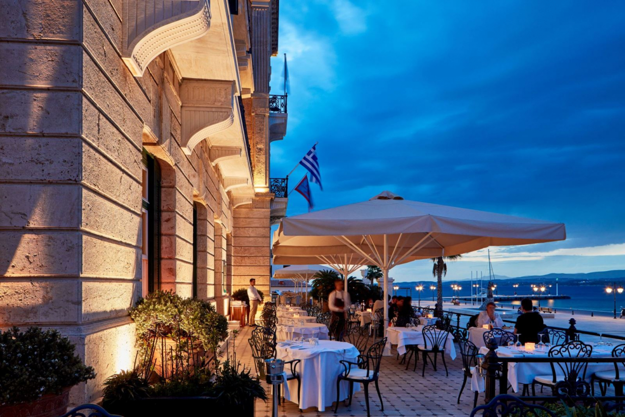 On the Verandah: Το εστιατόριο του Poseidonion Grand Hotel υπόσχεται ένα ακόμα ένα γευστικό καλοκαίρι