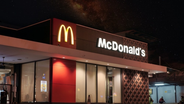McDonald&#039;s: Πίεση από τις αυξήσεις κόστους εργασίας και  εμπορευμάτων