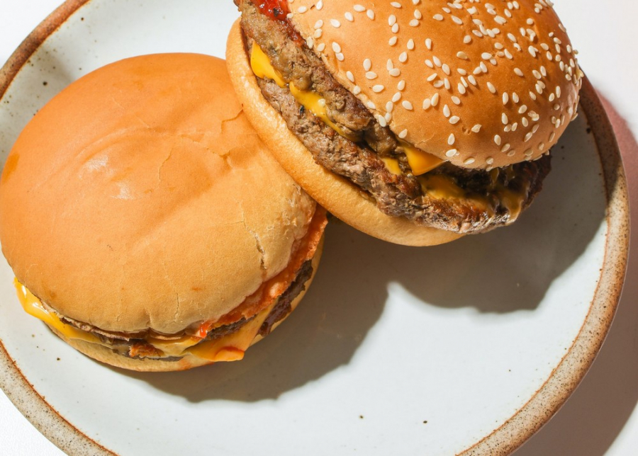 McDonald&#039;s: Αυξάνει την τιμή του cheeseburger μετά από 14 χρόνια