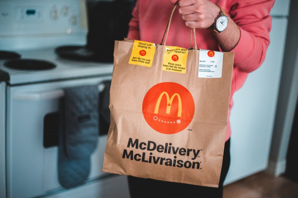 Η McDonald&#039;s εξαγοράζει έναν από τους μεγαλύτερους franchisees