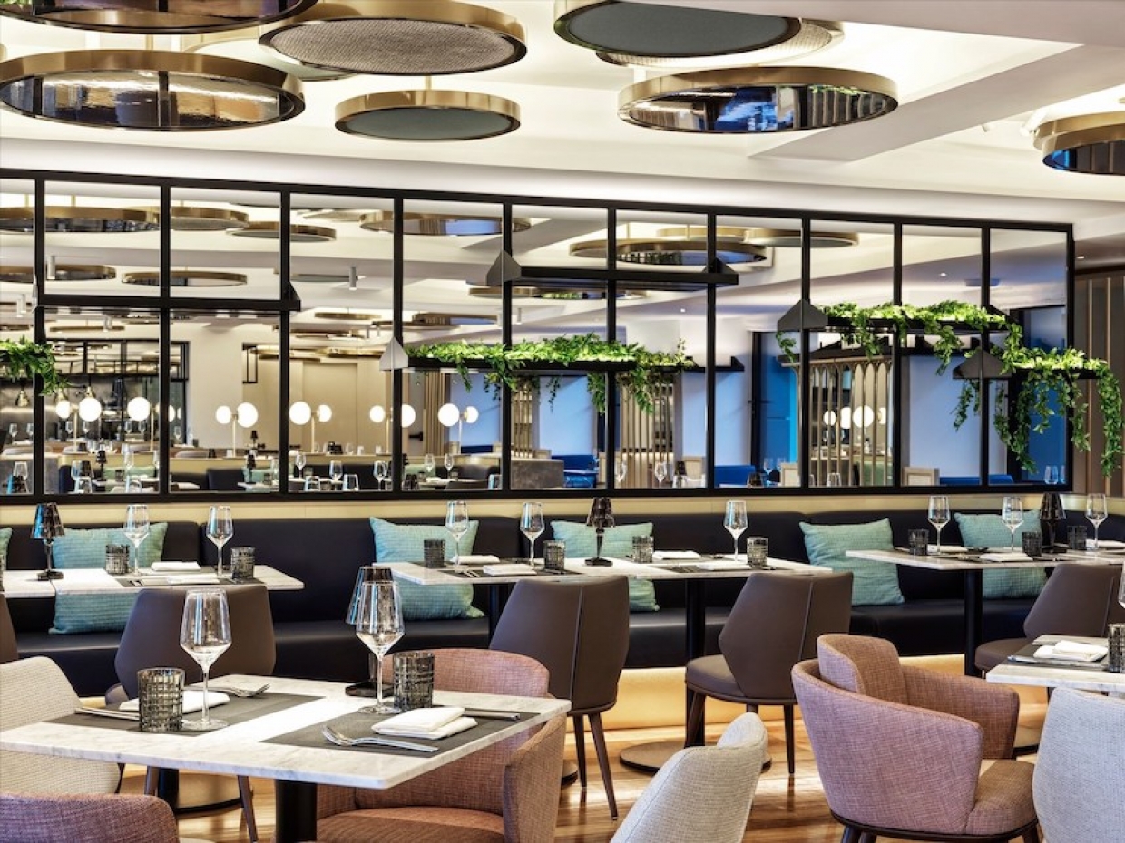 Το κύριο εστιατόριο του Athens Capital Hotel – MGallery είναι ένα αστικό μπιστρό