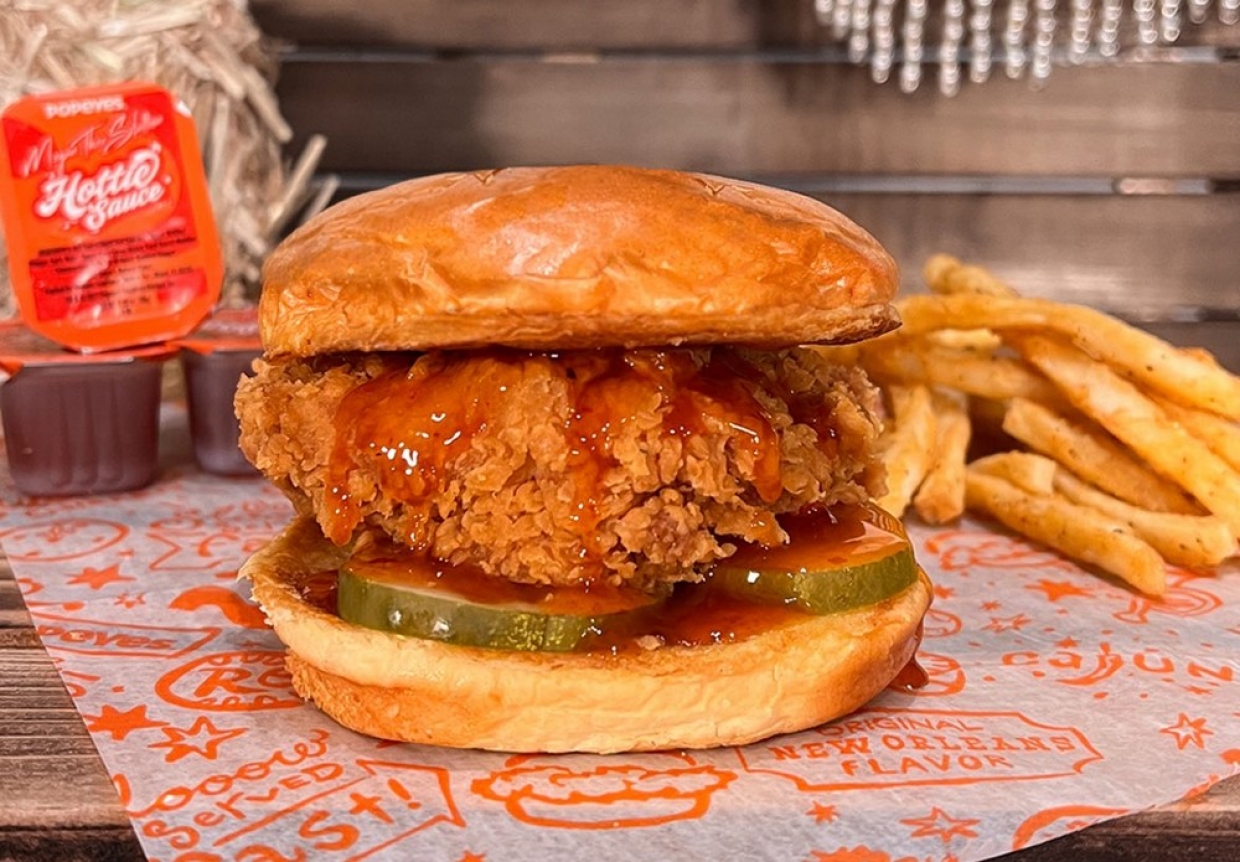 Πώς τo Chicken Burger των Popeyes μένει στην κορυφή των trends