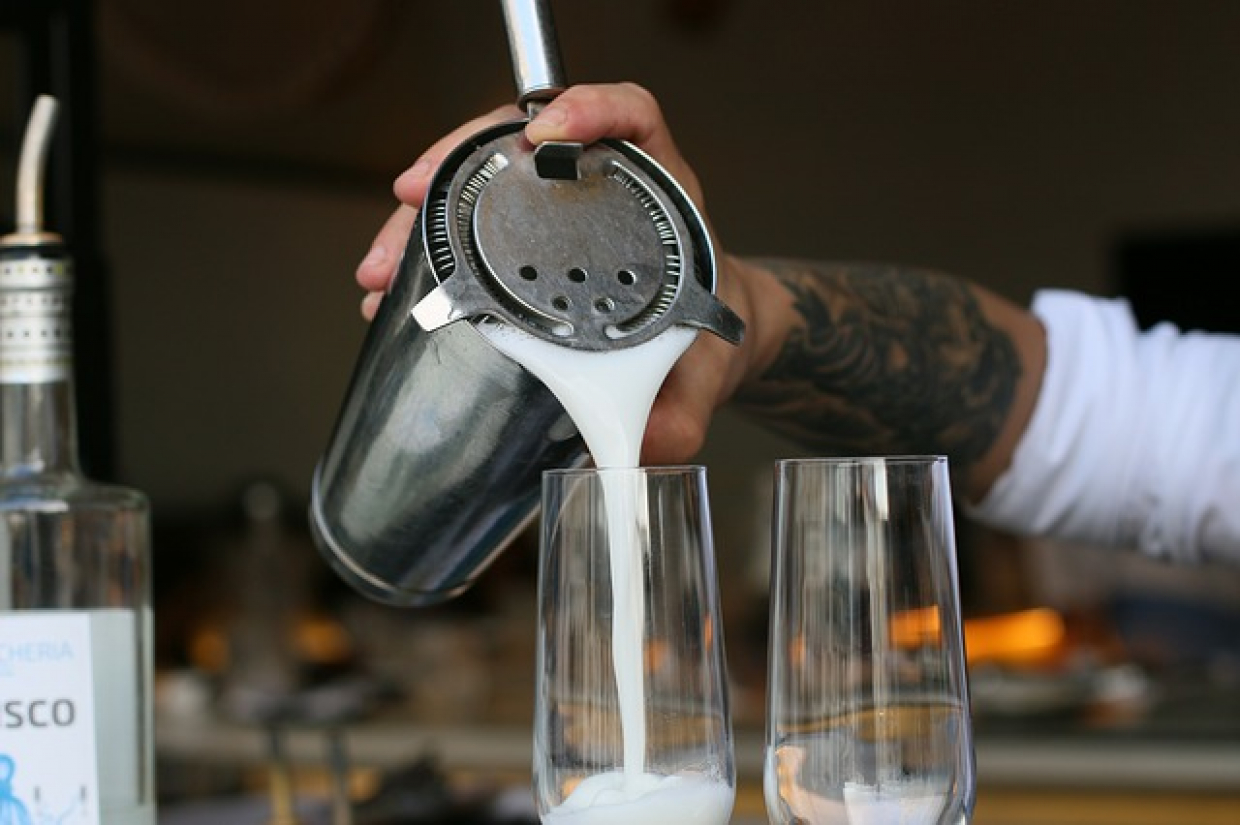 Pisco Sour: Τα μυστικά του λατινοαμερικάνικου κοκτέιλ και πως να το φτιάξετε