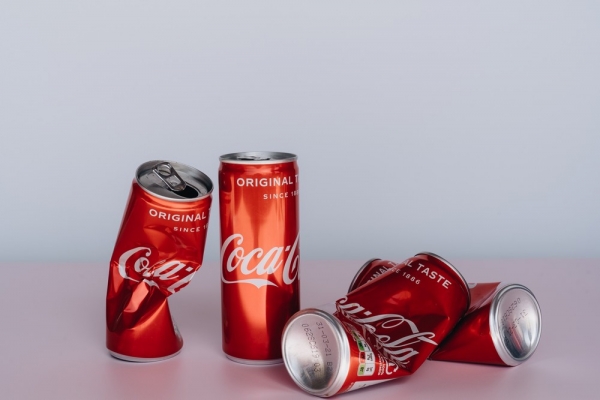 Μεγάλη Βρετανία: Πίεση στην Coca-Cola με ελλείψεις στα κουτάκια αλουμινίου