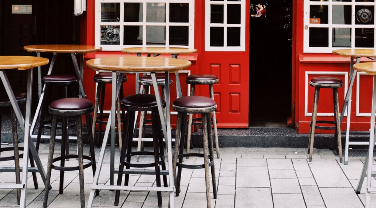 Εστίαση: Παράταση στα τραπέζια σε πεζόδρομους και κοινόχρηστους χώρους