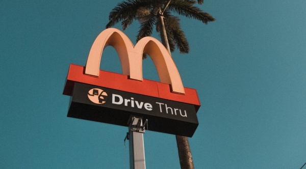 Η McDonald&#039;s συνάπτει στρατηγική συνεργασία με την IBM για την αυτοματοποίηση των λωρίδων οδήγησης